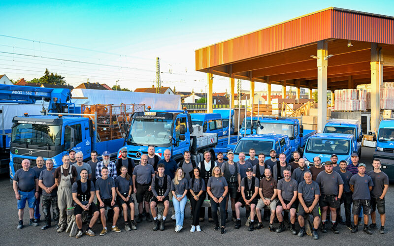 Holzbau Ammann-Team vor Fuhrpark